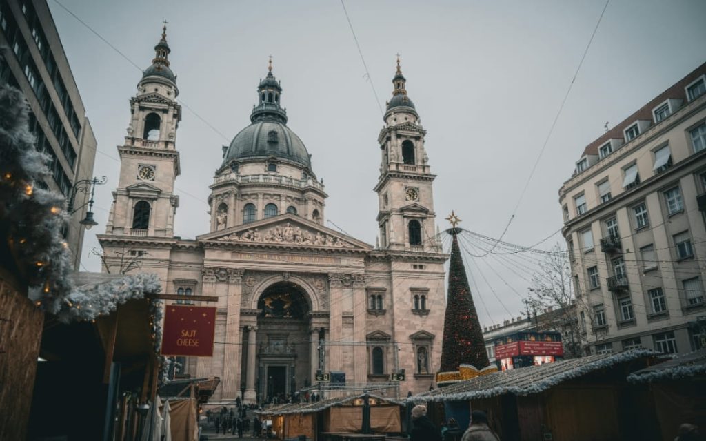 Bazylika św. Stefana w Budapeszcie w zimowej scenerii z jarmarkiem bożonarodzeniowym przed wejściem