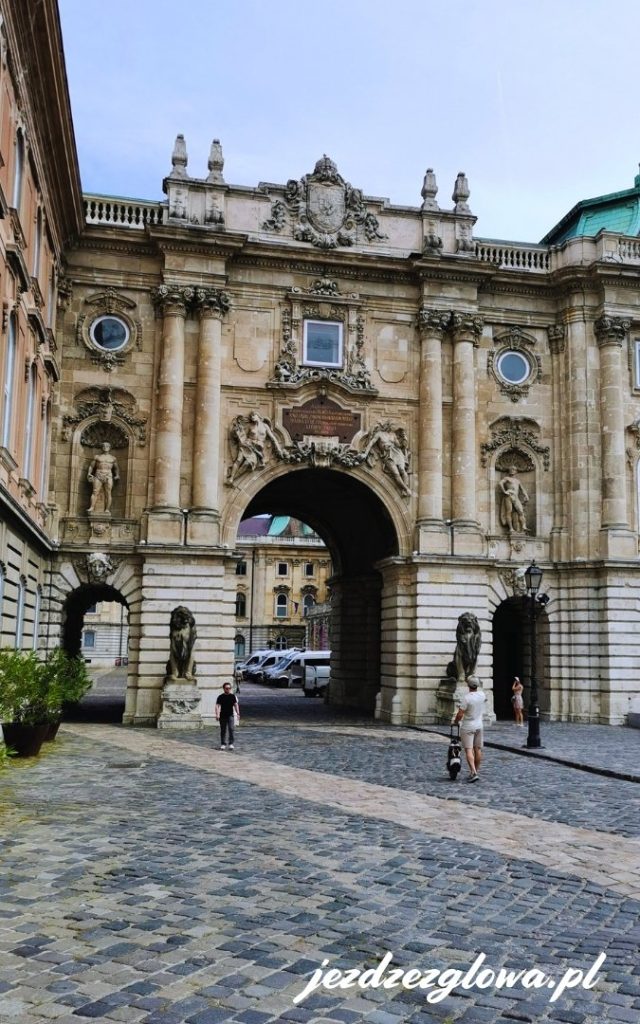 Brama wjazdowa na dziedziniec Zamku Królewskiego