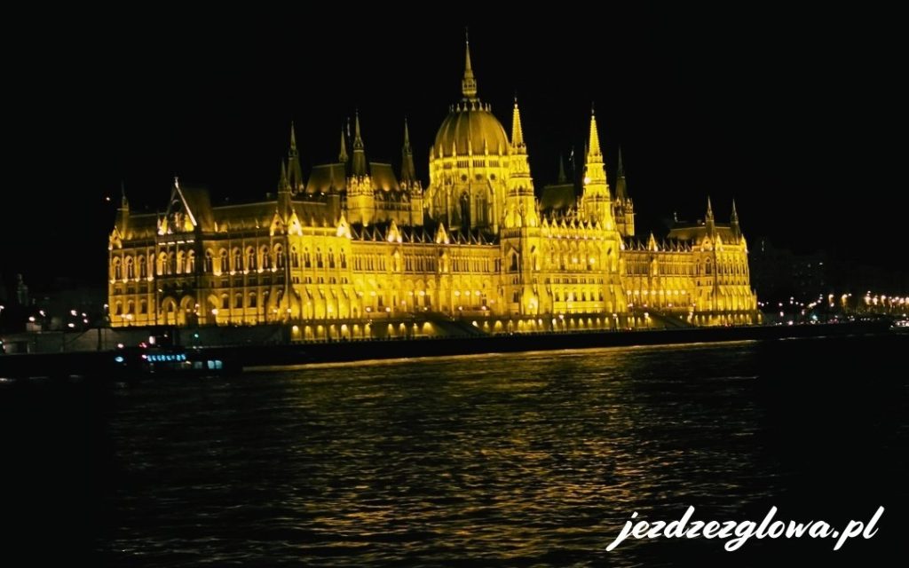 Budynek Parlamentu w Budapeszcie nocą nad Dunajem
