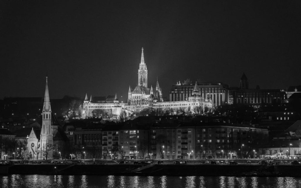 Czarno-biała nocna panorama Wzgórza Zamkowego w Budapeszcie z podświetlonym kościołem Macieja