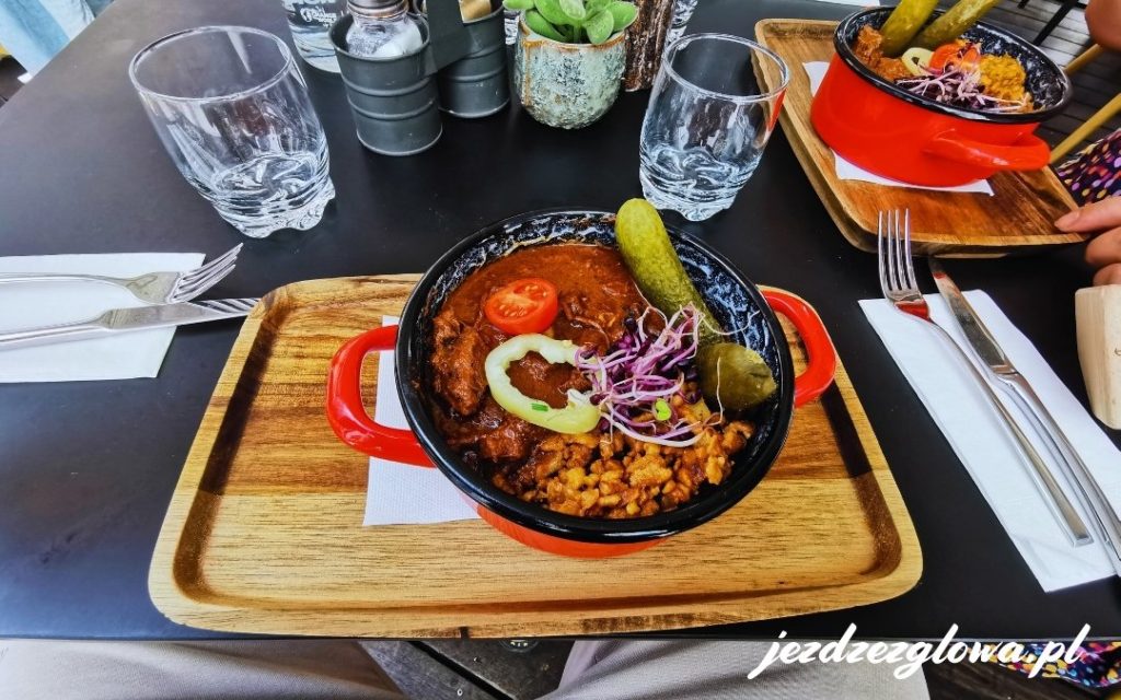 Gulasz z kluseczkami i ogórkiem kiszonym w restauracji