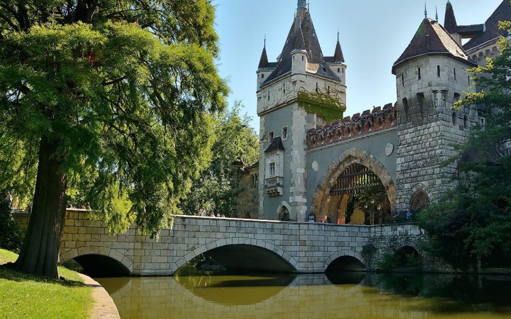 Kamienny most z fosą prowadzący do bramy Zamku Vajdahunyad w Parku Miejskim w Budapeszcie