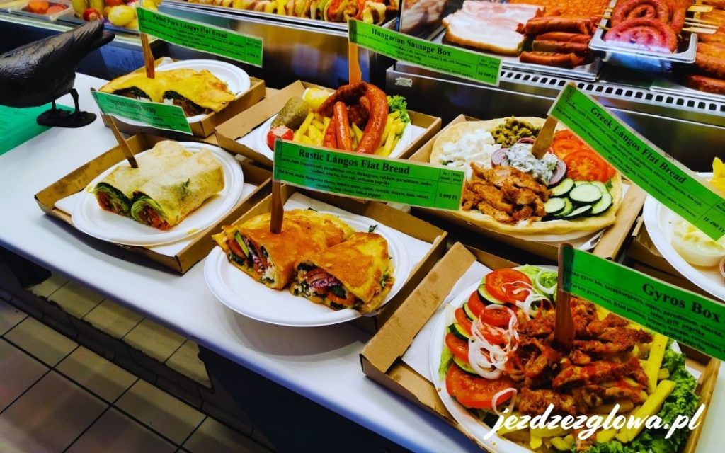 Lángos i dania uliczne w budapeszteńskiej hali targowej