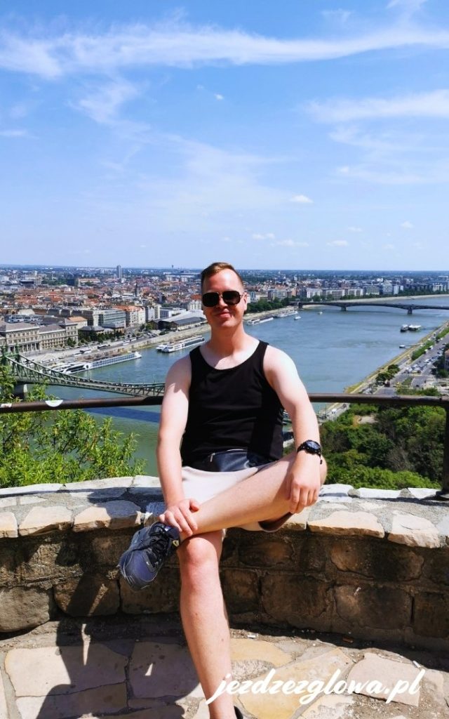 Mężczyzna na punkcie widokowym z panoramą Budapesztu i Dunajem