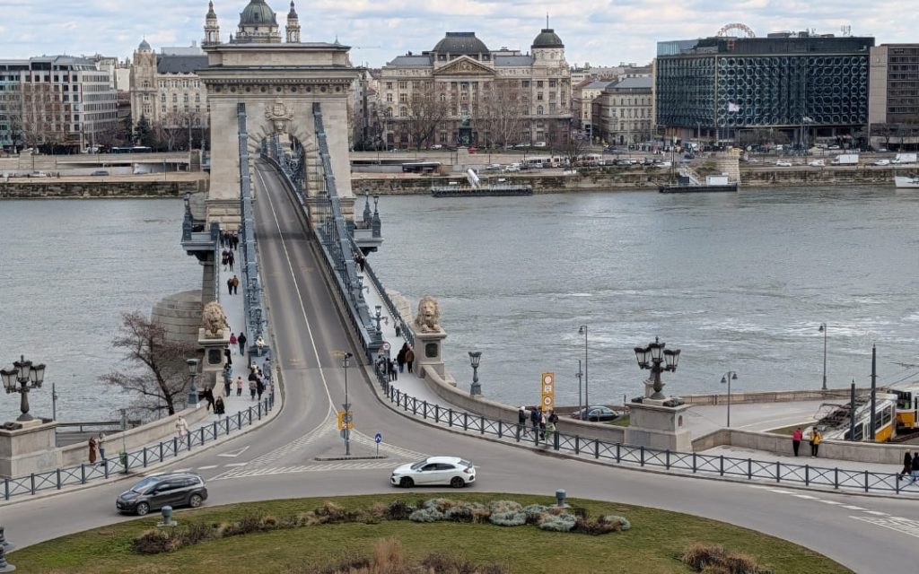 Most Łańcuchowy w Budapeszcie widziany z góry z kamiennymi lwami i panoramą Pesztu w tle