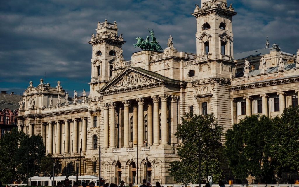 Neobarokowa fasada dawnej siedziby Muzeum Etnograficznego w Budapeszcie z kwadryga na szczycie