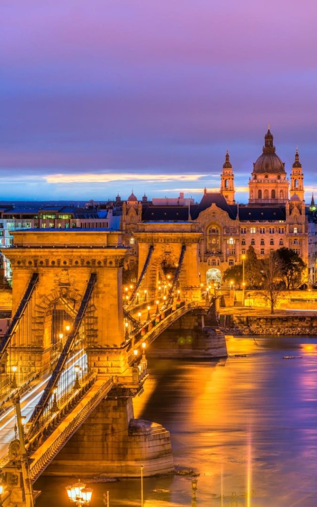 Nocna panorama Budapesztu z oświetlonymi mostami i budynkami nad Dunajem