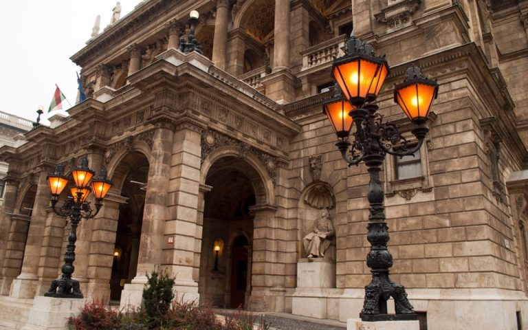 Ozdobne żeliwne latarnie przy wejściu do Węgierskiej Opery Państwowej w Budapeszcie