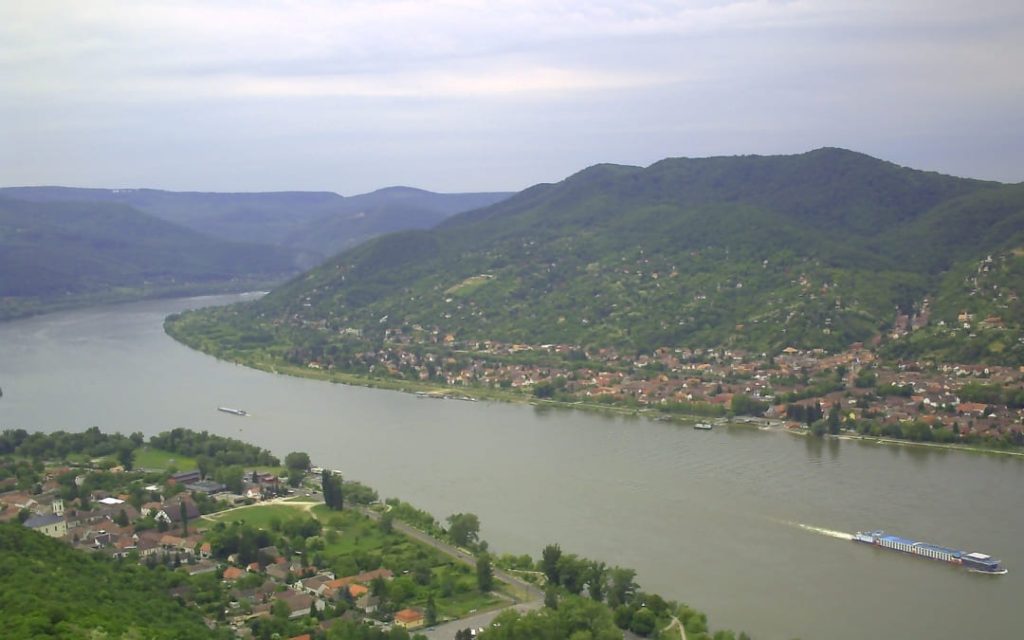 Panorama Dunaju w zakolu przy Visegrádzie z zielonymi wzgórzami po obu stronach