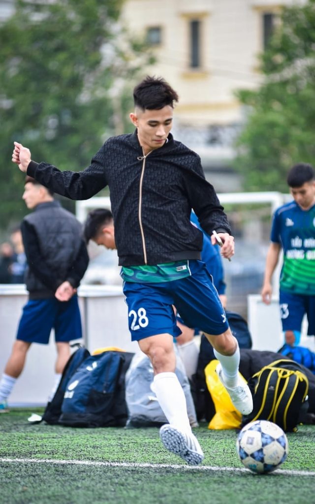 Piłkarz kopiący piłkę na boisku