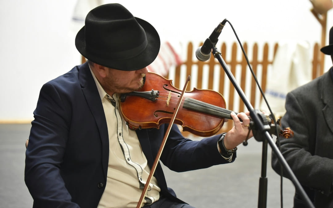 Skrzypek grający na skrzypcach dla publiczności