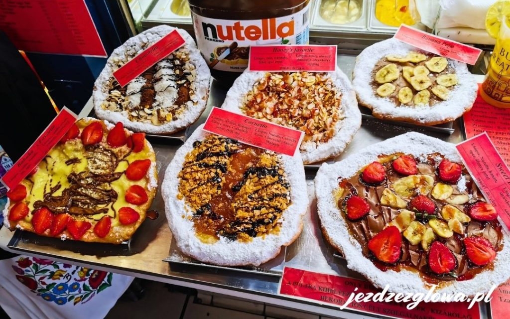 Słodki lángos z Nutellą, truskawkami i bananem