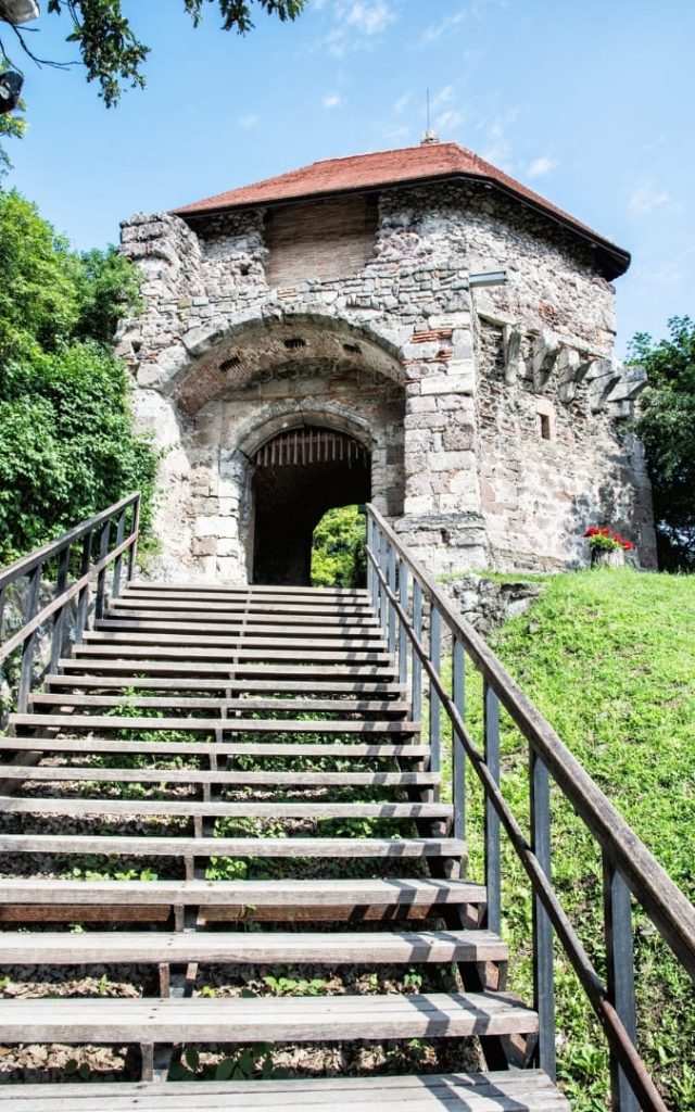 Strome kamienne stopnie przy historycznym budynku w kompleksie zamku Visegrád