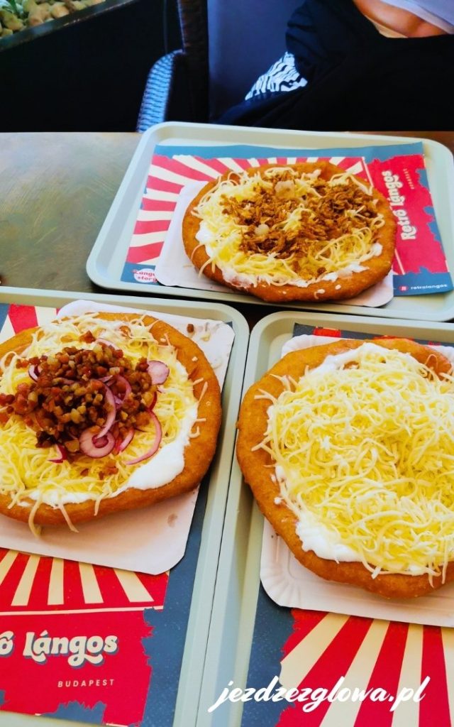 Trzy lángos z serem i dodatkami w Budapeszcie