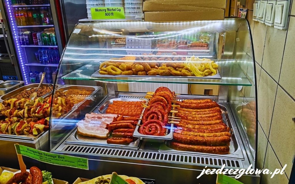 Węgierskie kiełbasy i grillowane mięsa w witrynie stoiska
