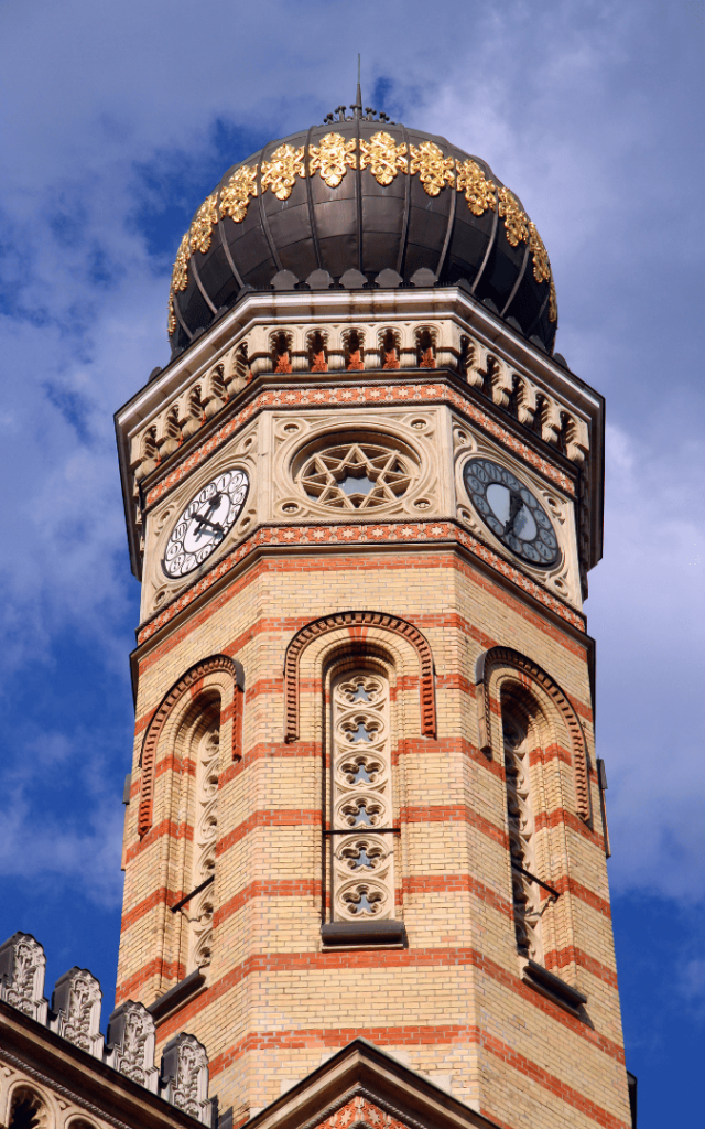 Wieża Wielkiej Synagogi na ulicy Dohány w Budapeszcie z złotą cebulastą kopułą i Gwiazdą Dawida
