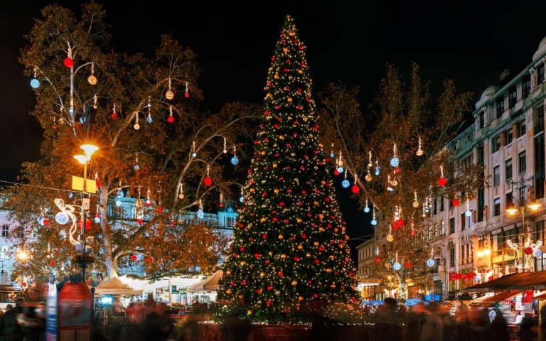 Wysoka ozdobiona choinka na jarmarku bożonarodzeniowym w Budapeszcie nocą