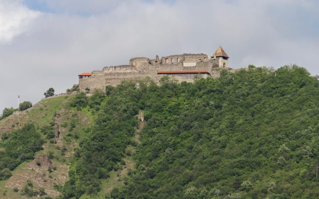 Zamek Visegrád na zalesionym wzgórzu nad Dunajem w pochmurny dzień