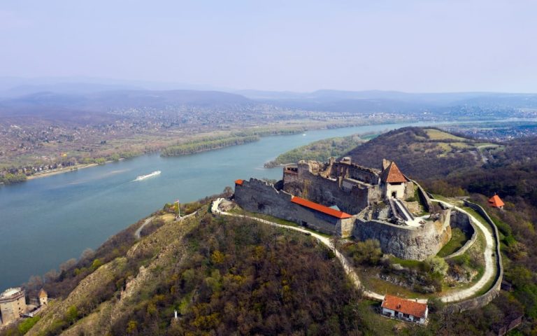 Zamek w Wyszehradzie na Węgrzech, położony na wzgórzu nad zakolem Dunaju