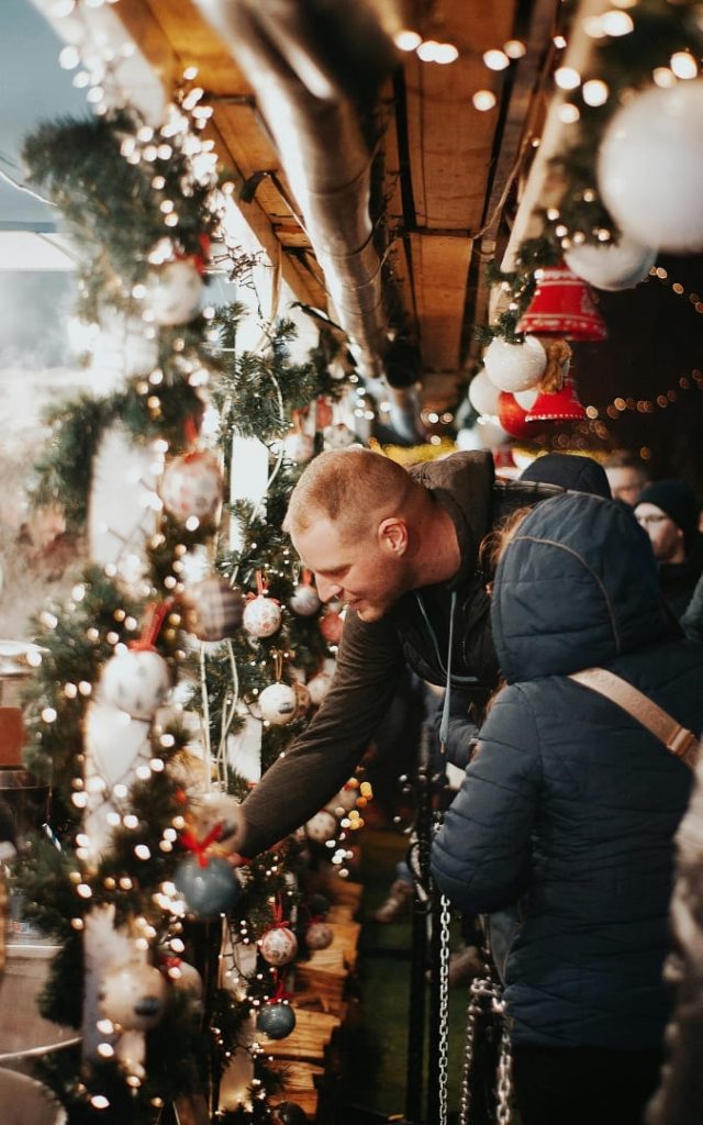 Zimowe dekoracje bożonarodzeniowe na jarmarku w Budapeszcie w śnieżnej scenerii
