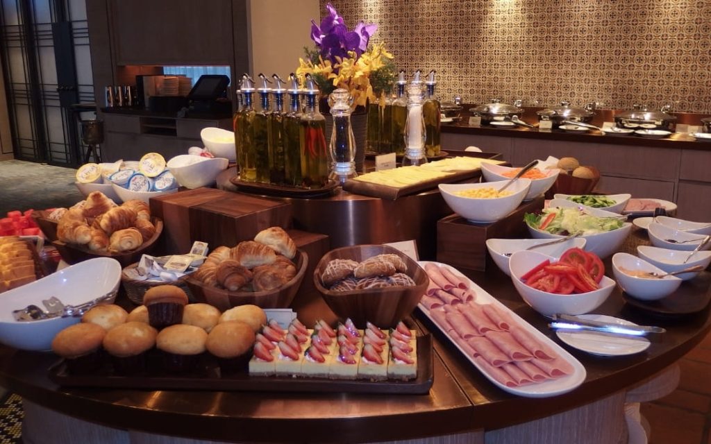 Bogaty bufet hotelowy z wypiekami, owocami i słodkościami na stole