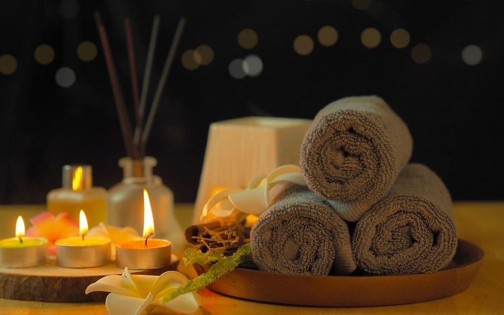 Elegancka strefa spa w hotelu z ręcznikami i świeczkami aromatycznymi