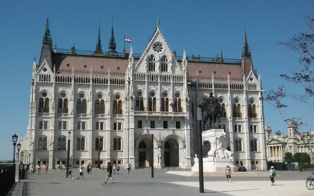 Fragment dekoracyjnej fasady Parlamentu węgierskiego z wieżami i kopułą