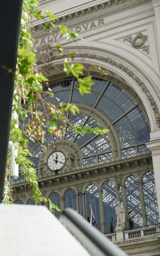 Historyczna fasada dworca Keleti w Budapeszcie z klasycystyczną elewacją