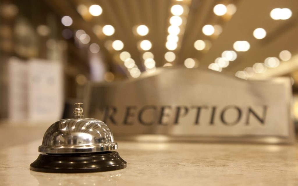 Jasno oświetlony korytarz recepcji hotelowej z napisem _Reception