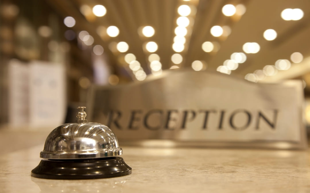 Jasno oświetlony korytarz recepcji hotelowej z napisem _Reception