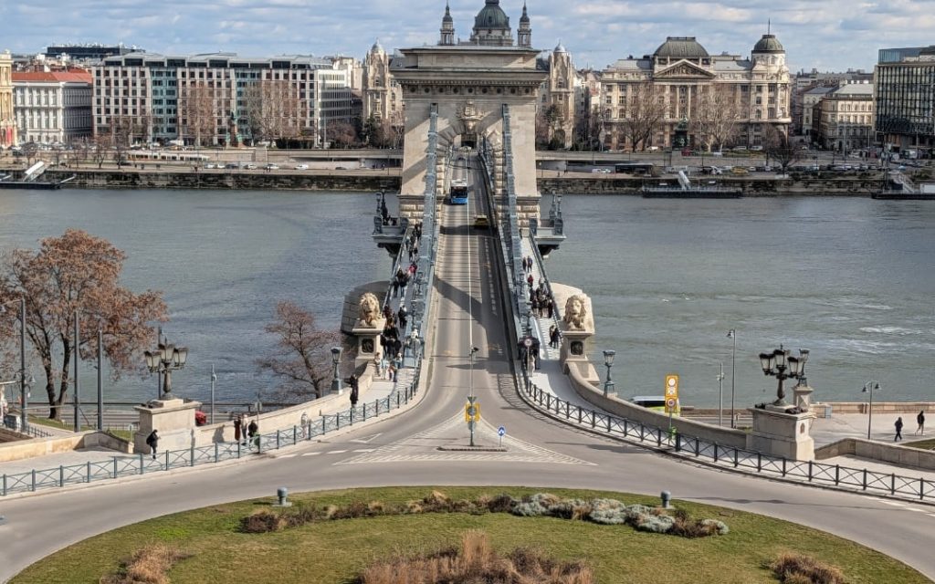 Most łańcuchowy w Budapeszcie z Dunajem i panoramą miasta w tle