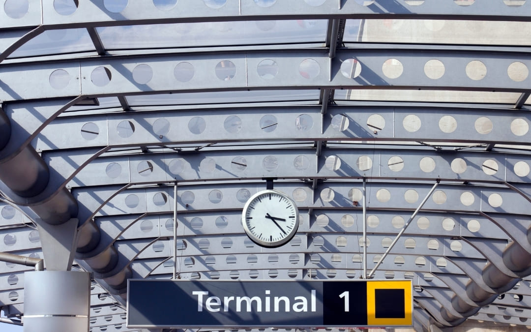 Nowoczesne zadaszenie Terminalu 1 lotniska w Budapeszcie z zegarem i tablicą informacyjną