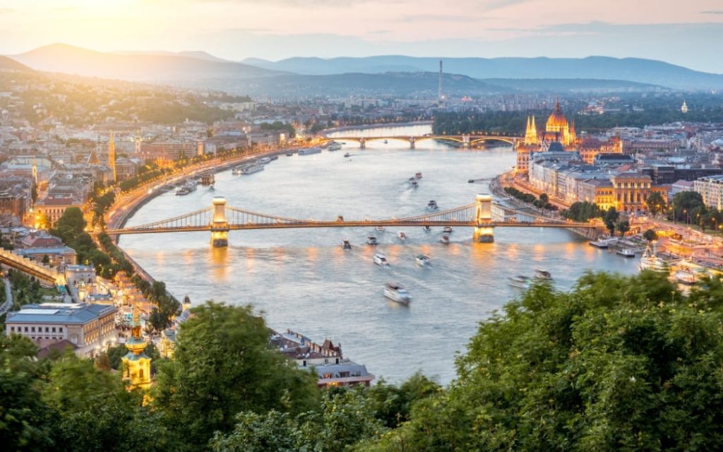 Panorama Budapesztu z Dunajem i mostami w słoneczny dzień