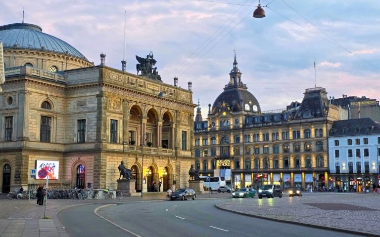 Plac Kongens Nytorv w Kopenhadze z widokiem na Królewski Teatr