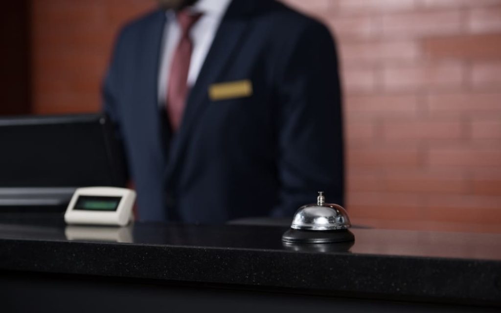 Pracownik hotelu w eleganckim uniformie