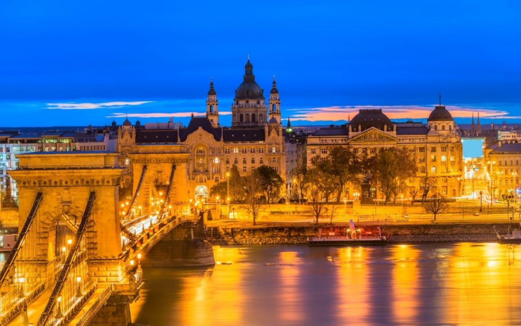 Przytulny kącik wypoczynkowy w hotelu z miękkimi poduszkami i dekoracjami 