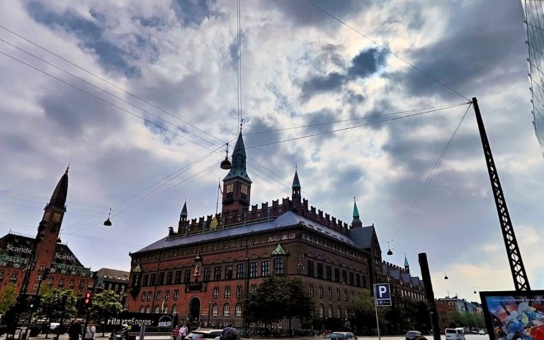 Ratusz Kopenhas i Plac Ratuszowy w Kopenhadze