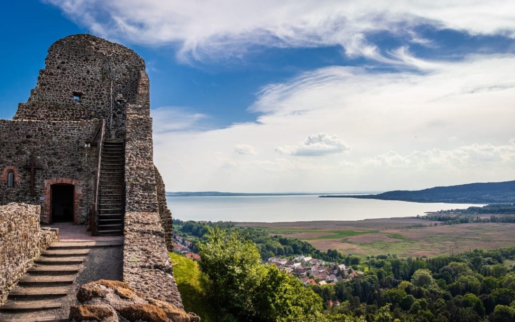Ruiny zamku Szigliget z widokiem na miasto i jezioro Balaton