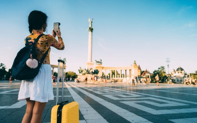 Turystka robiąca zdjęcia węgierskim atrakcjom