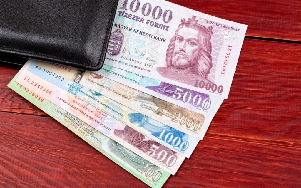 Węgierskie banknoty leżące na stole obok portfela