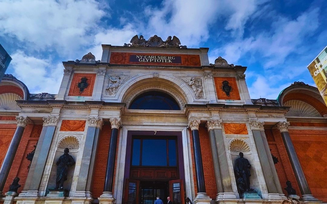 Wejście do muzeum sztuki Ny Carlsberg Glyptotek w Kopenhadze