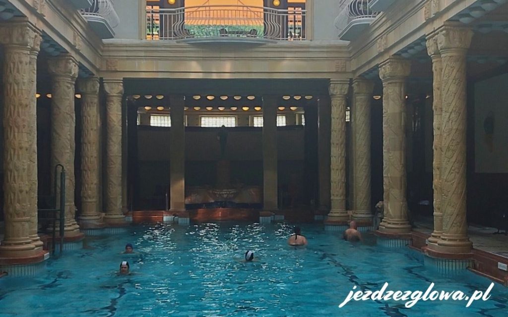 Basen wewnętrzny z kolumnami w termach w Budapeszcie