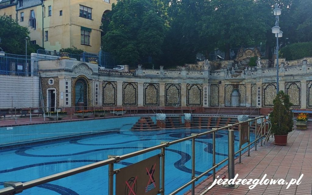 Basen zewnętrzny w termach Gellerta w Budapeszcie