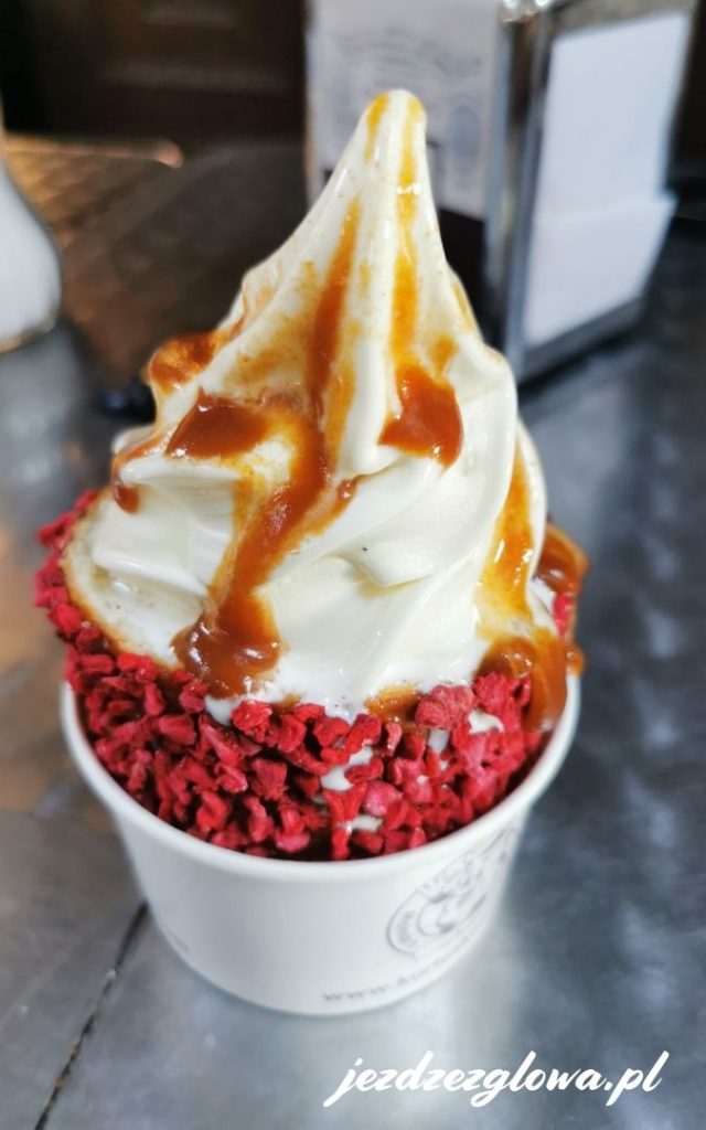 Deser lodowy z owocami i sosem karmelowym w Budapeszcie