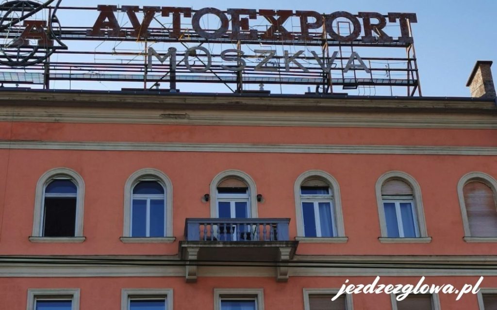 Fasada budynku Avtoexport z neonowym szyldem w Budapeszcie