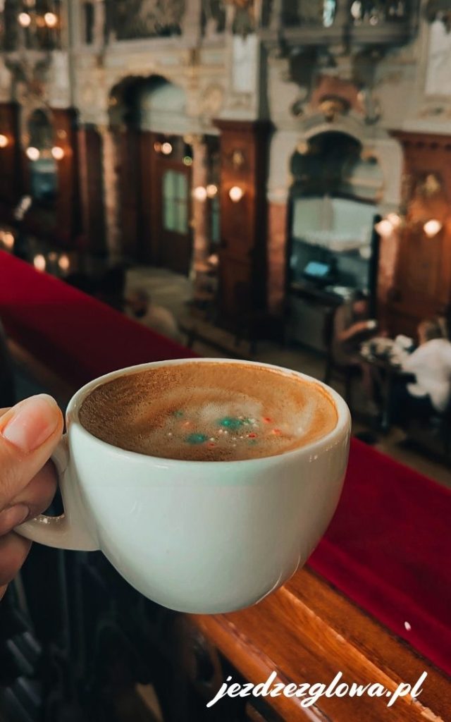 Filiżanka kawy w kawiarni New York Cafe w Budapeszcie