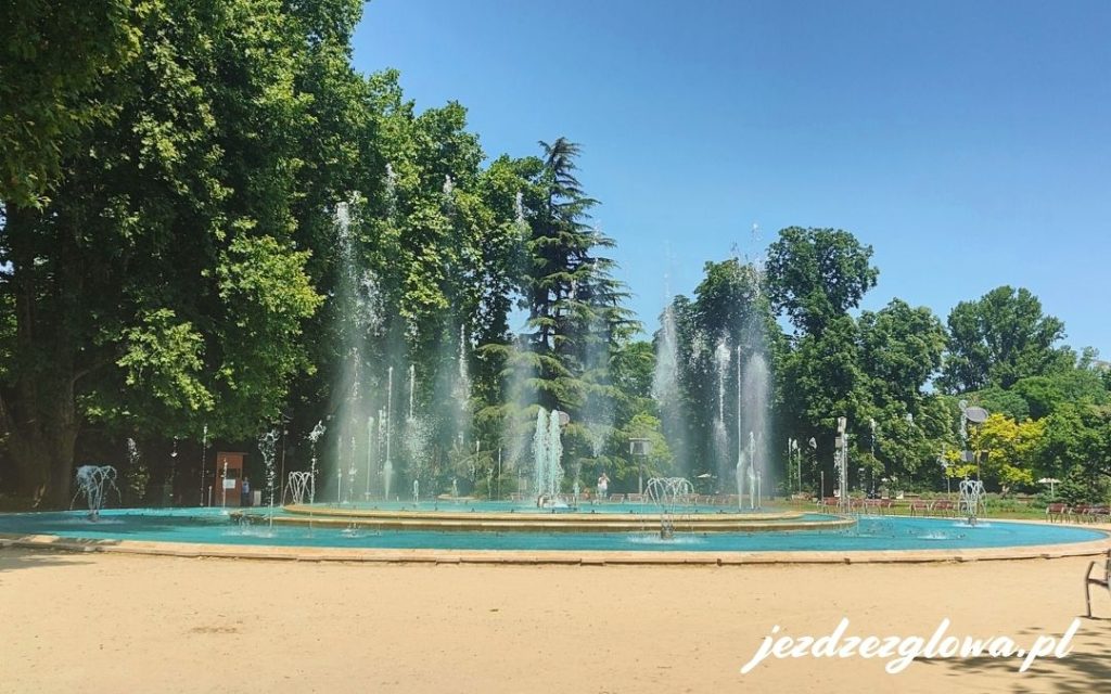 Fontanna w Parku na wyspie Małgorzaty w Budapeszcie latem