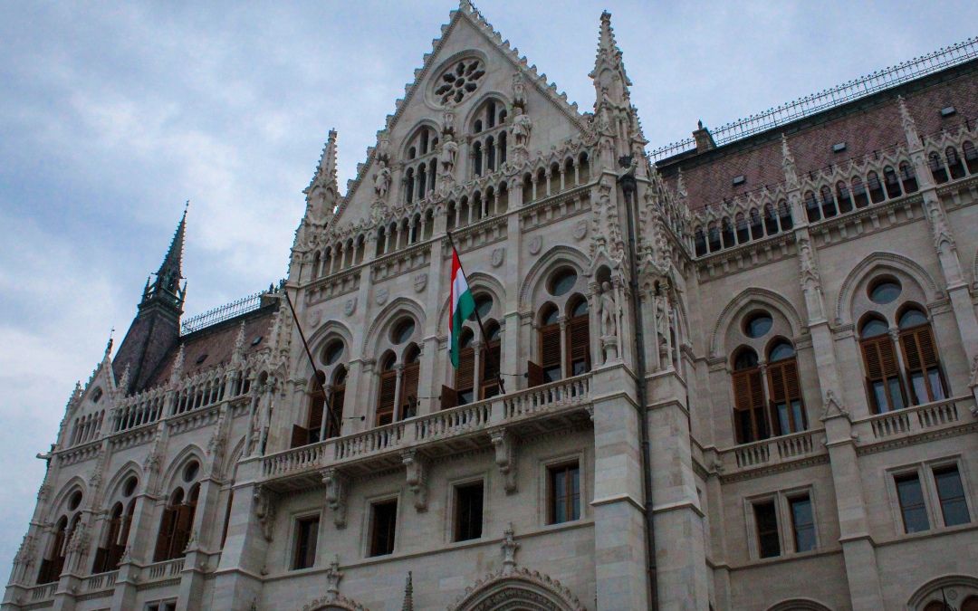 Frontowa fasada Parlamentu z głównym wejściem w Budapeszcie