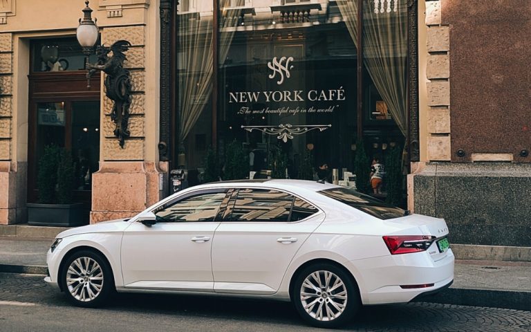 Frontowe wejście do eleganckiej kawiarni New York Cafe w Budapeszcie