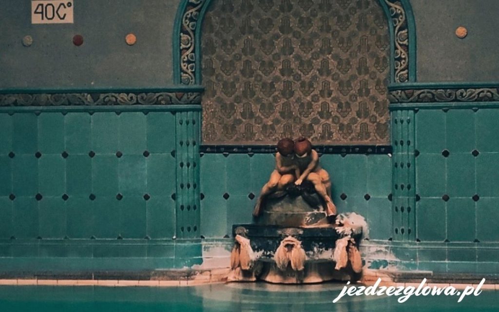 Kąpiel w basenie termalnym łaźni Gellerta w Budapeszcie